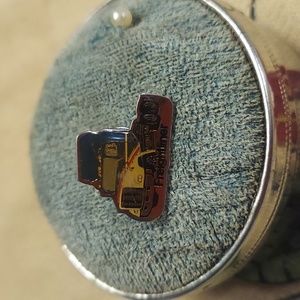 🩶 Vintage Freightliner Lapel Pin